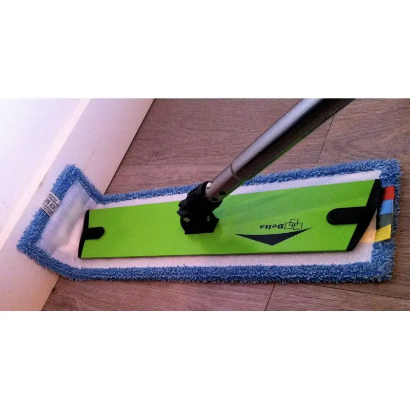 Utilisation du balai microfibre sols pour le nettoyage des plinthes