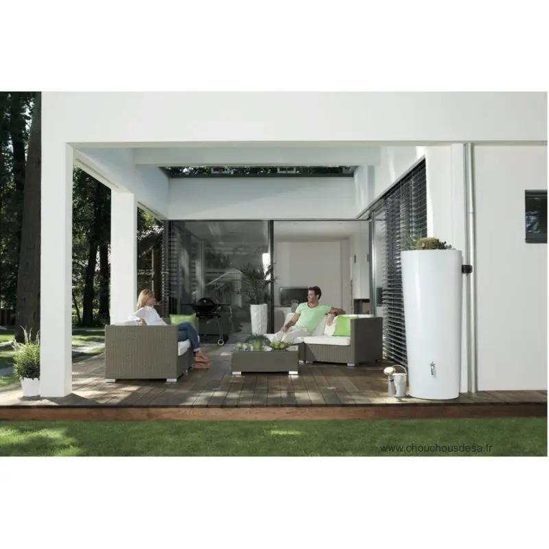 Réservoir 350 L Color couleur Coco Garantia sur une terrasse