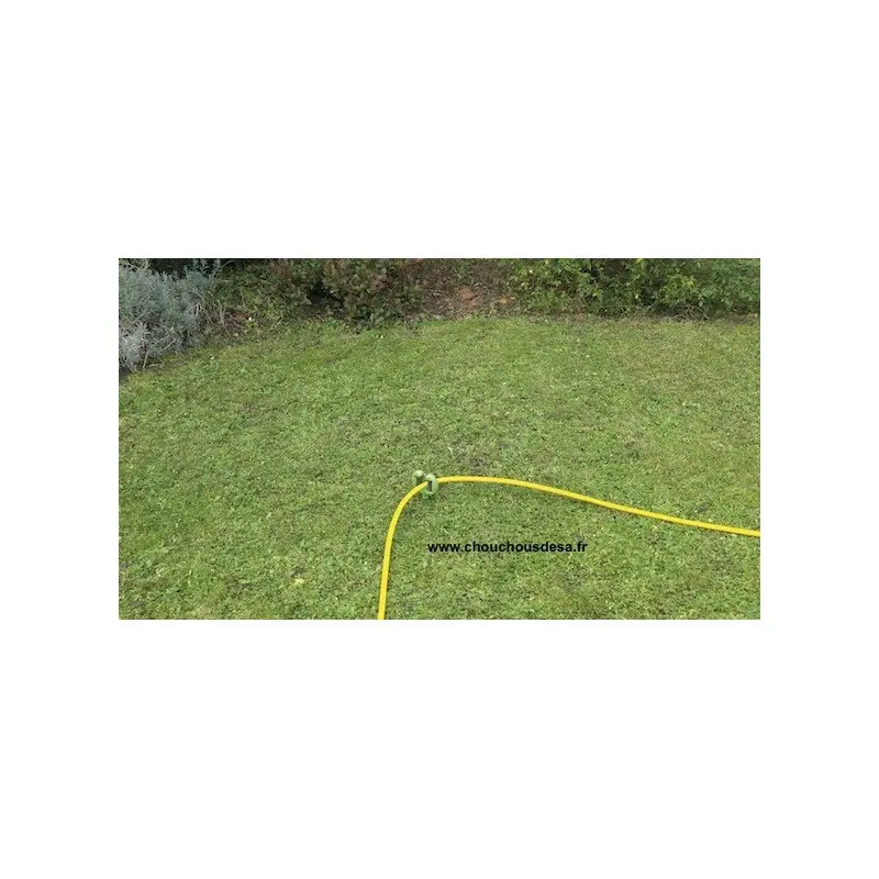 Guider le tuyau d'arrosage dans le jardin avec les guides tuyau d'arrosage sur pic