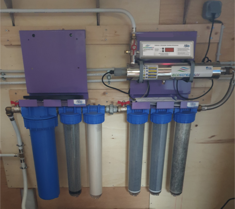 Station skid ecostream péniche pour le traitement de l'eau par UV et filtration