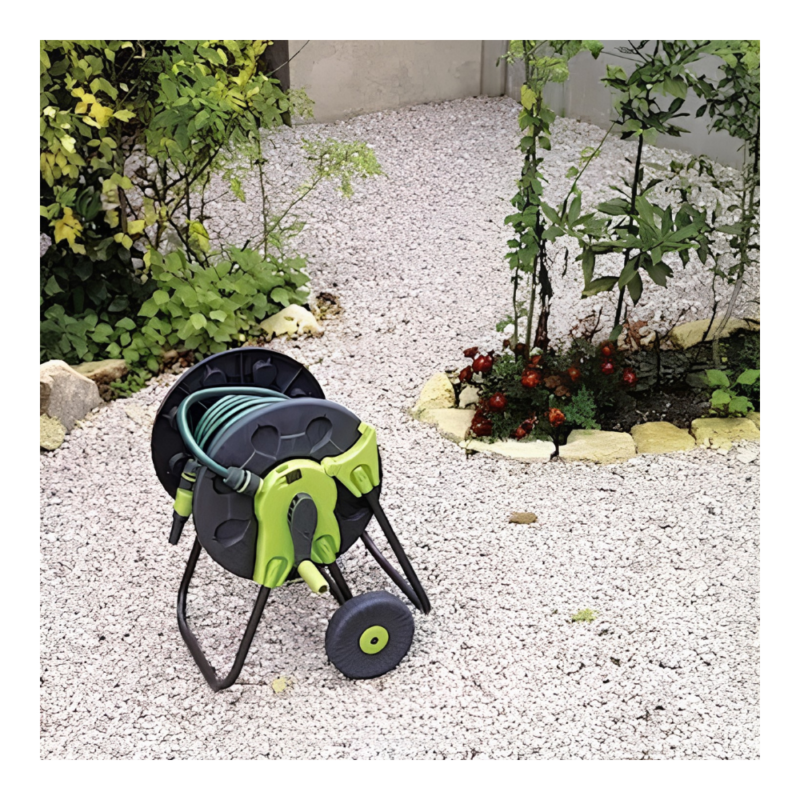 Dévidoir sur roues Ribiland en utilisation dans un jardin