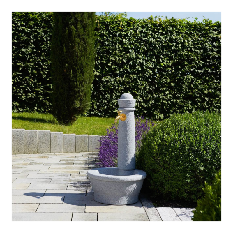 Fontaine de jardin Roma Garantia installée dans un jardin