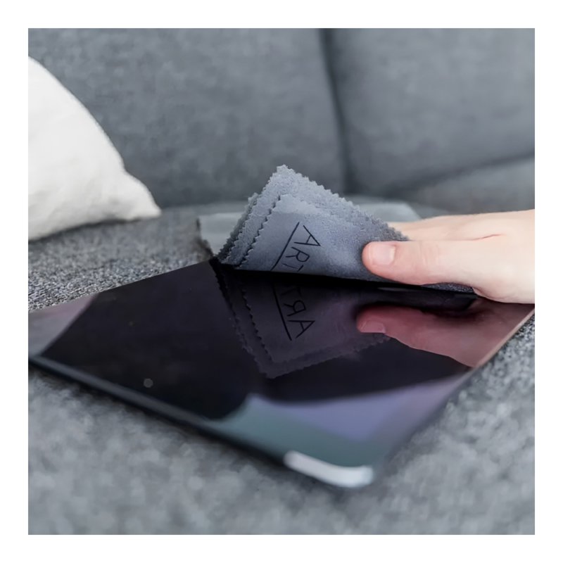 Lavette microfibre High Tech nettoyant une tablette