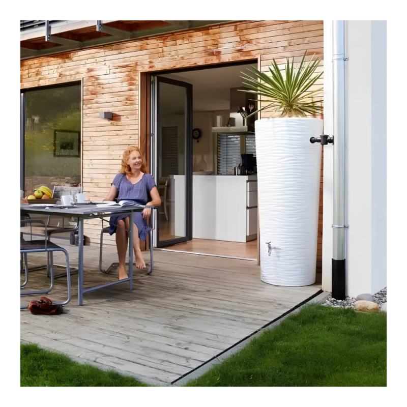 Réservoir Natura 350L Garantia coloris Arctic sur une terrasse