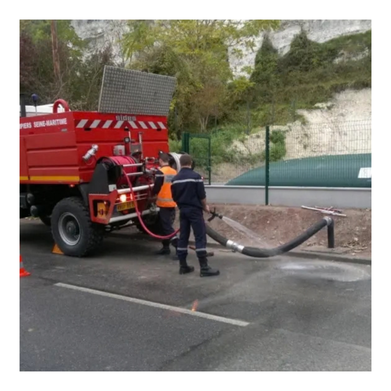 Citerne souple défense incendie Labaronne Citaf testée par des pompiers en bord de route