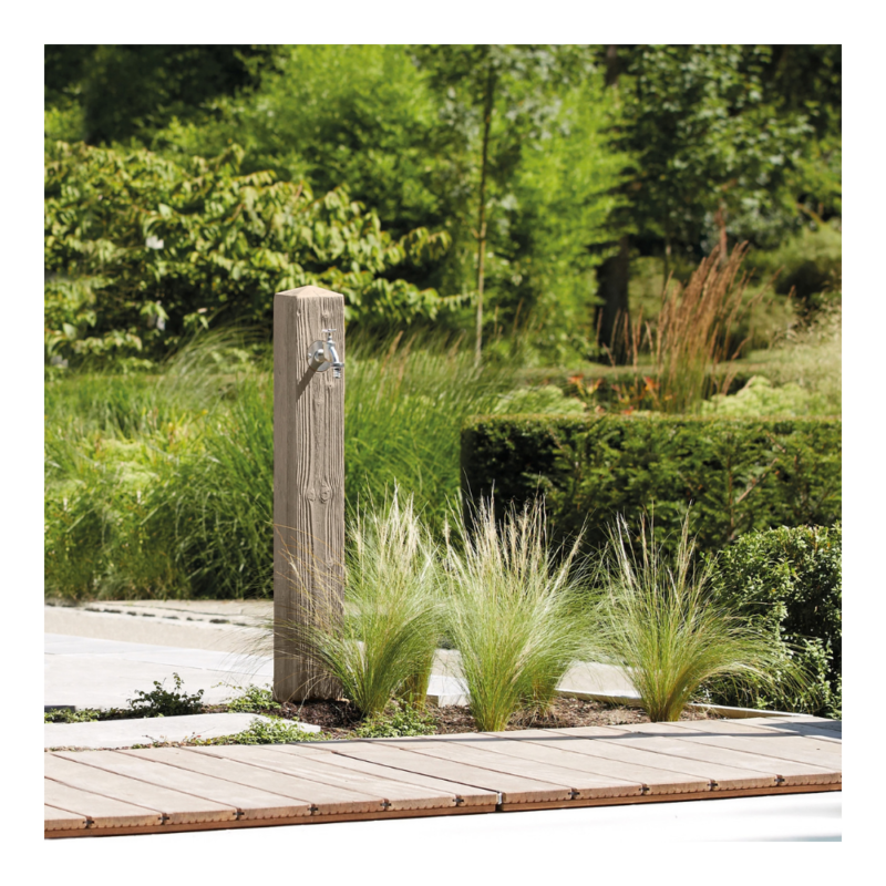 Fontaine de jardin Wood Garantia bois clair installée dans un jardin