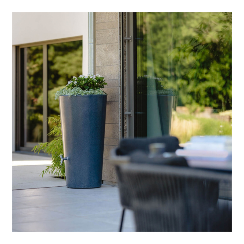 Réservoir Stone 350 L Garantia coloris Lava installé sur une terrasse