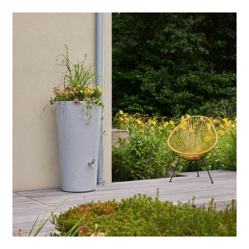 Réservoir Stone 350 L Garantia coloris Silver installé sur une terrasse